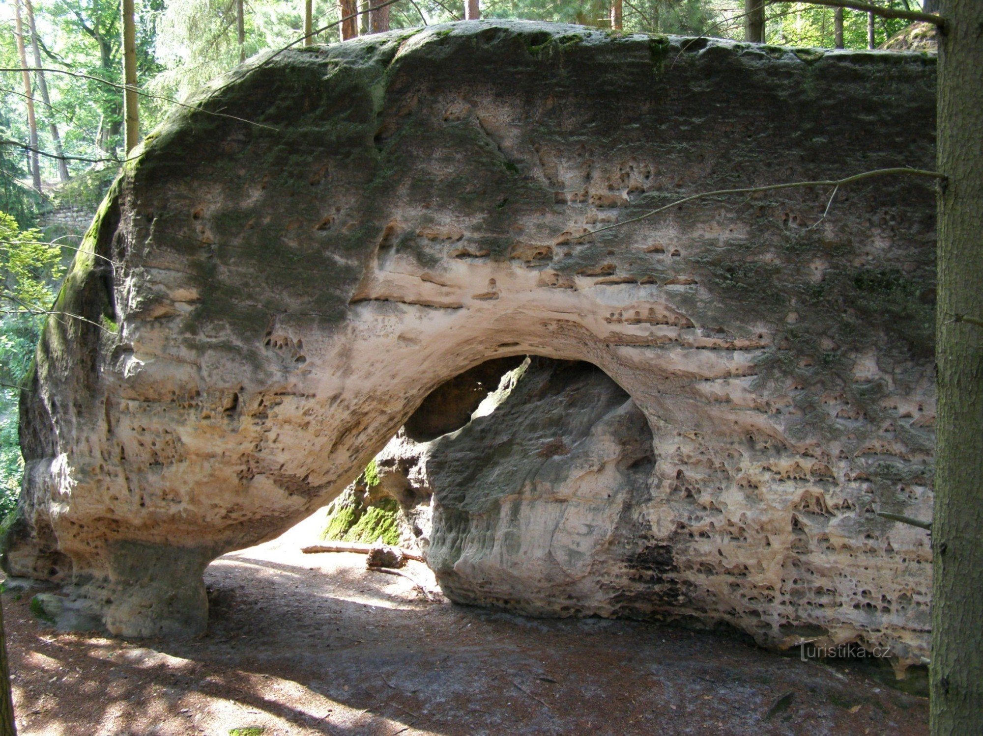 portão de pedra perto do Castelo de Pařez