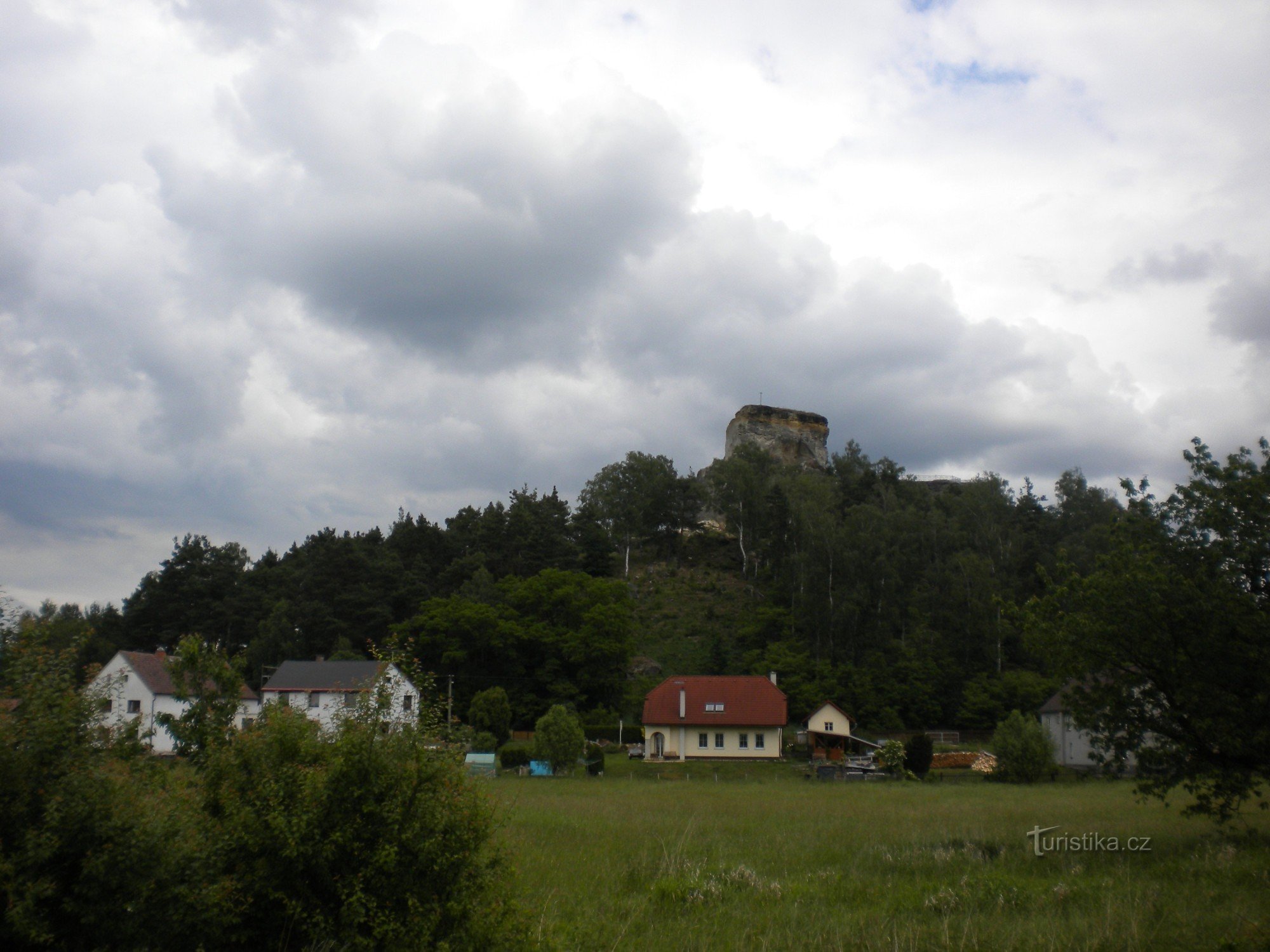 Jestřebín kalliolinna Česká Lípan suuntaan.