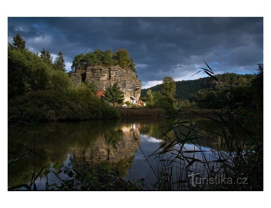 Nous verrons le château rocheux de Sloup à Č. depuis le belvédère