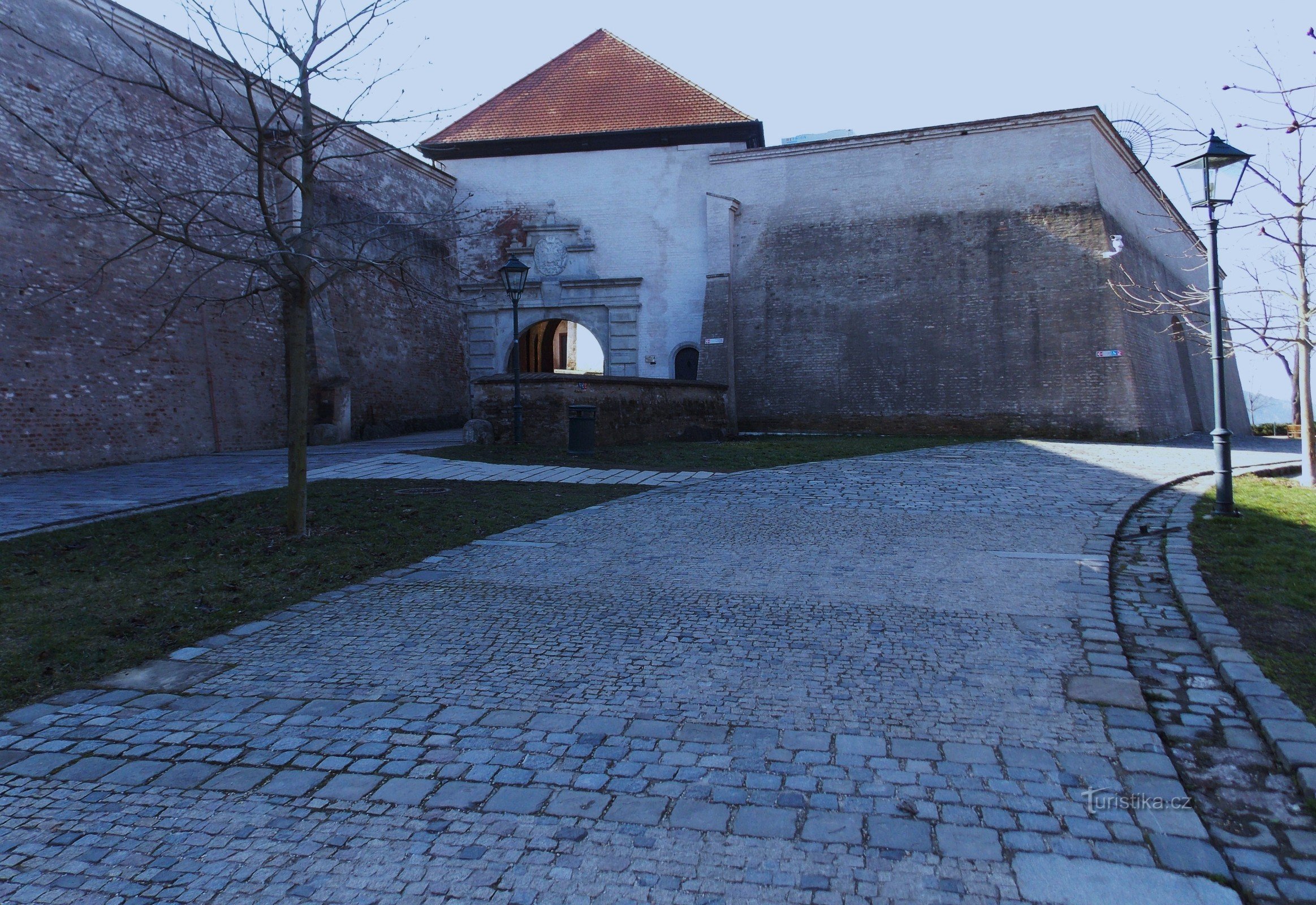 Skalne jezioro pod twierdzą Špilberk