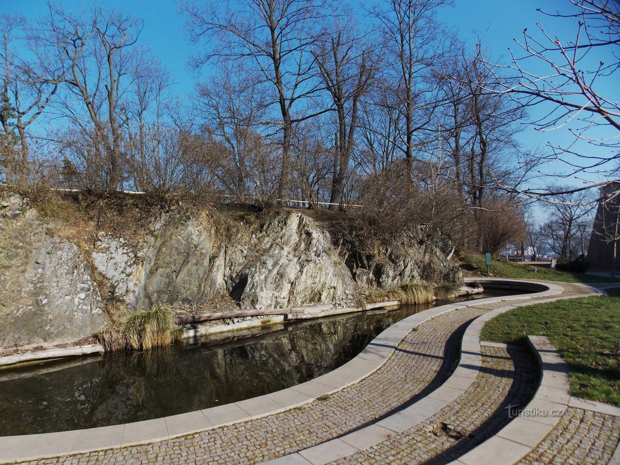 シュピルベルク要塞の下にある岩の湖
