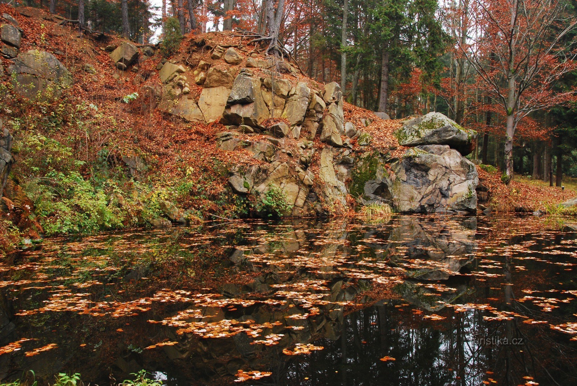 ポチノヴィツェ近くの岩の湖