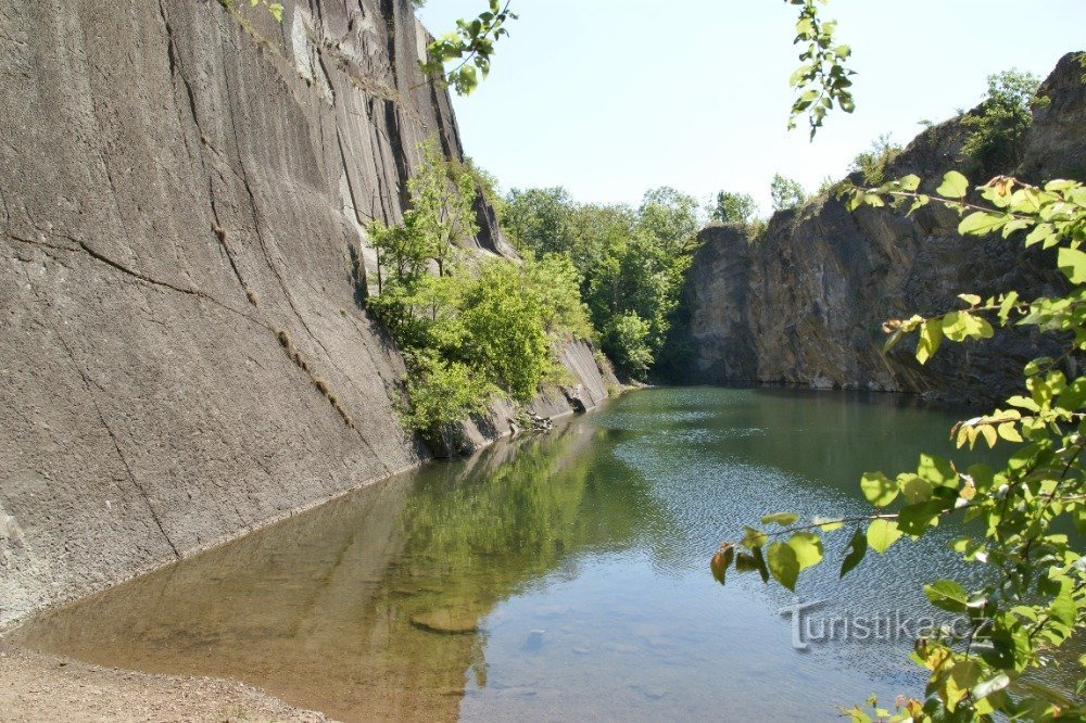 Каменное озеро в Прокопске Удоли (Прага - Глубочепы)