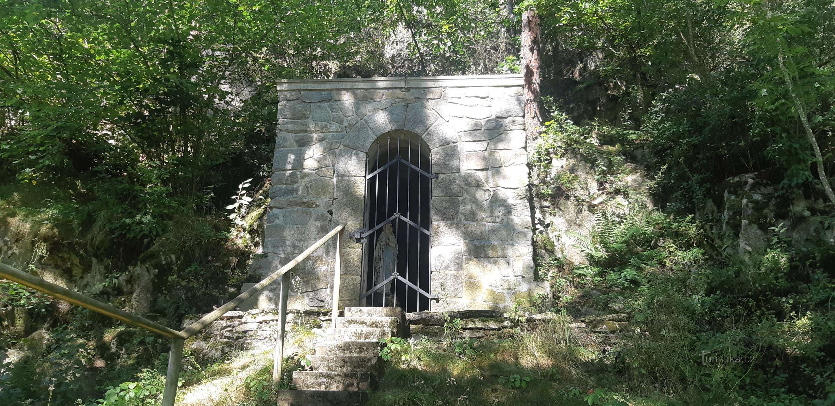 Chapelle rupestre Notre-Dame de Lourdes