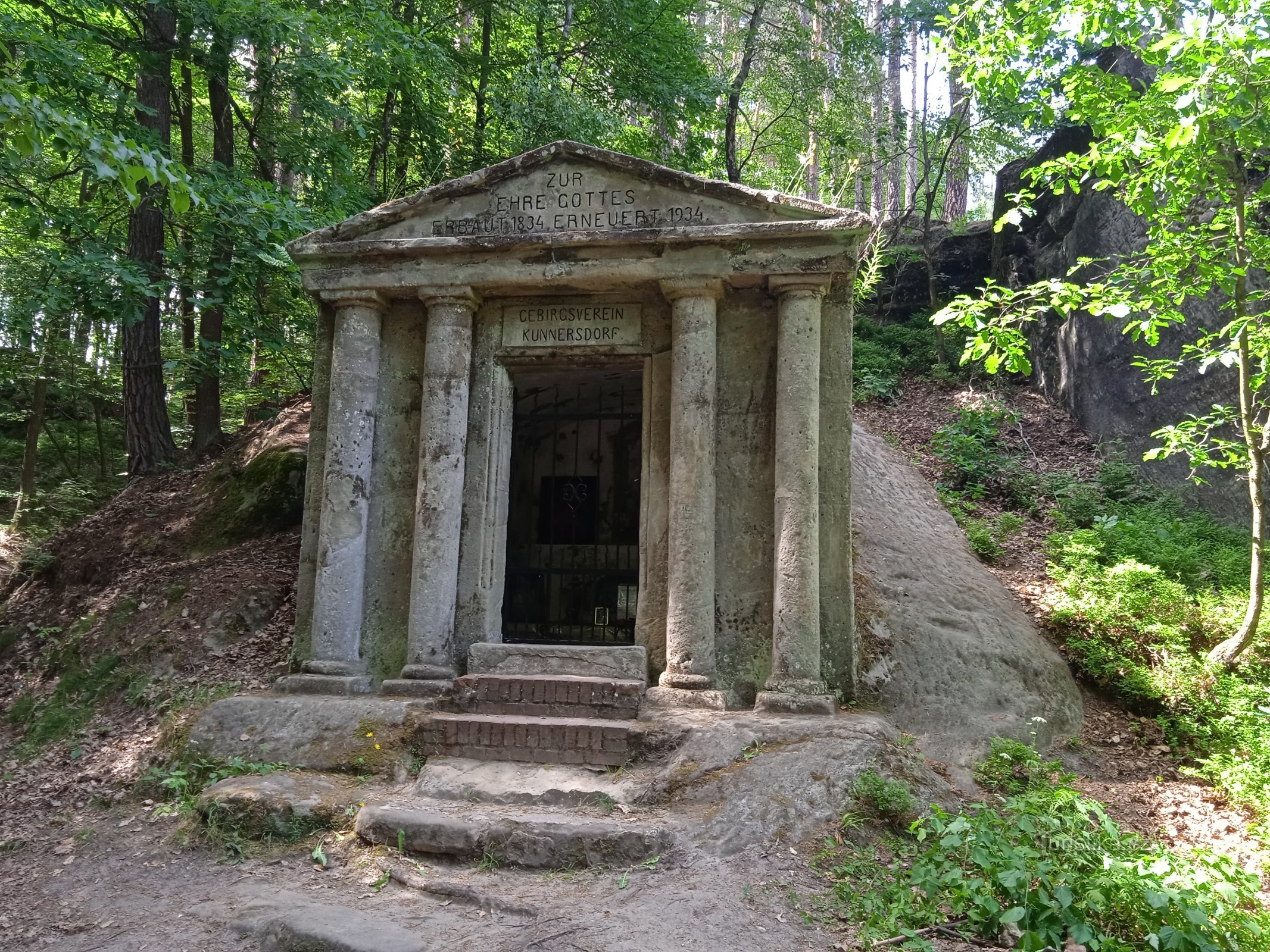 capilla de roca cerca de Drnovec