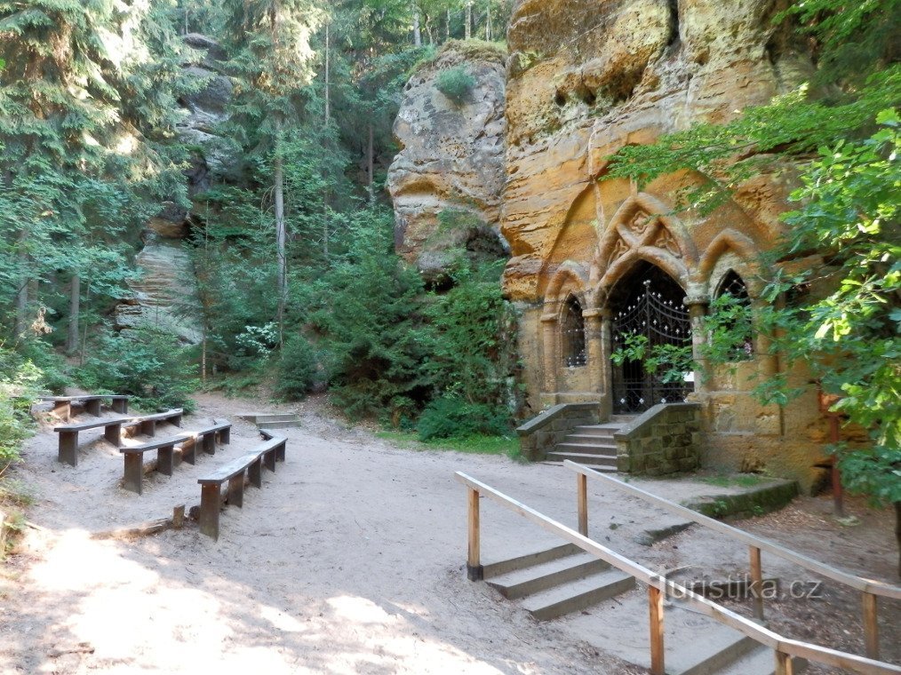 La chapelle rupestre dédiée à Notre-Dame de Lourdes et le parvis qui la précède