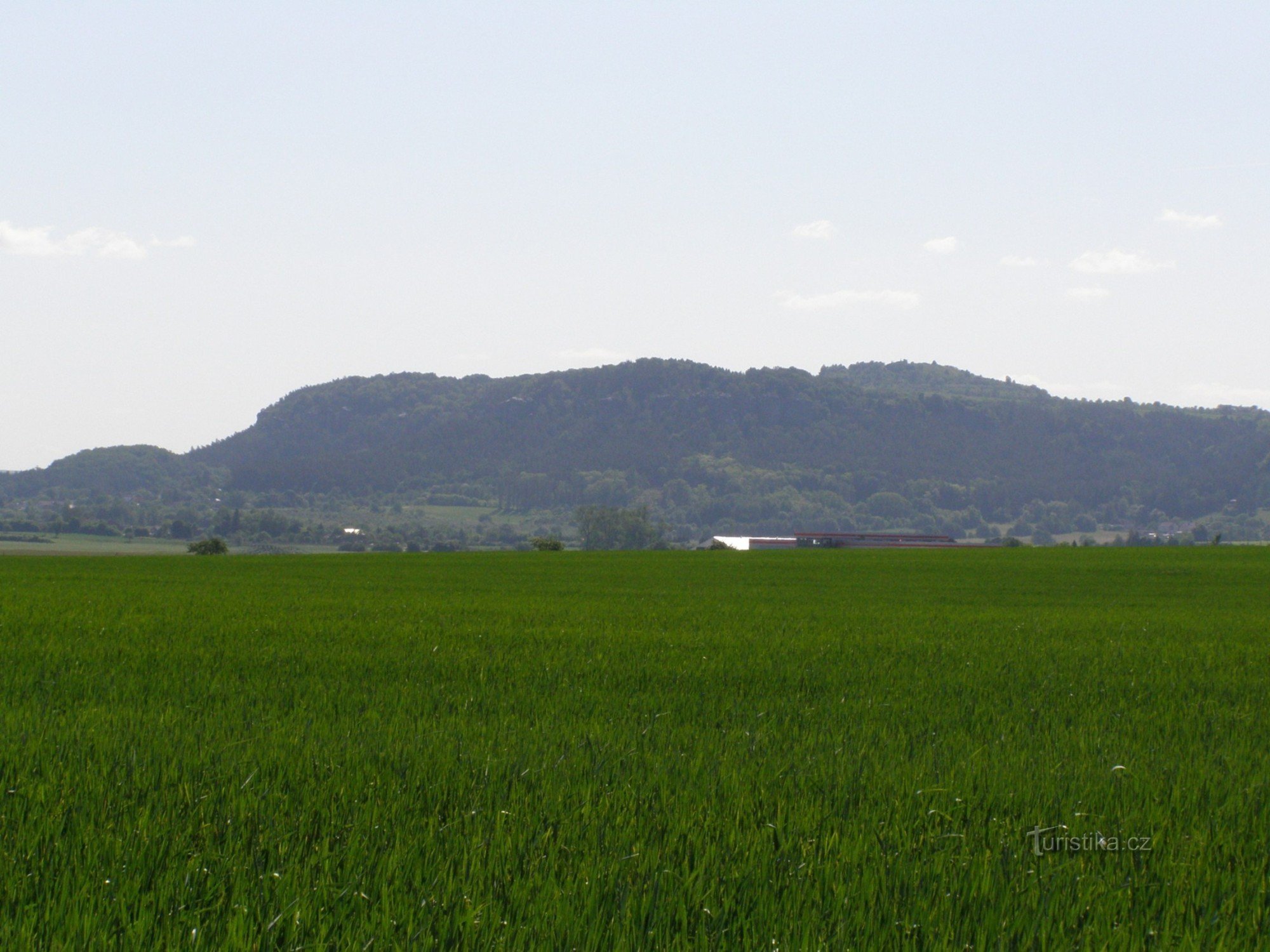 Drábské světniček 的岩石地块，从通往 Káčov 的道路