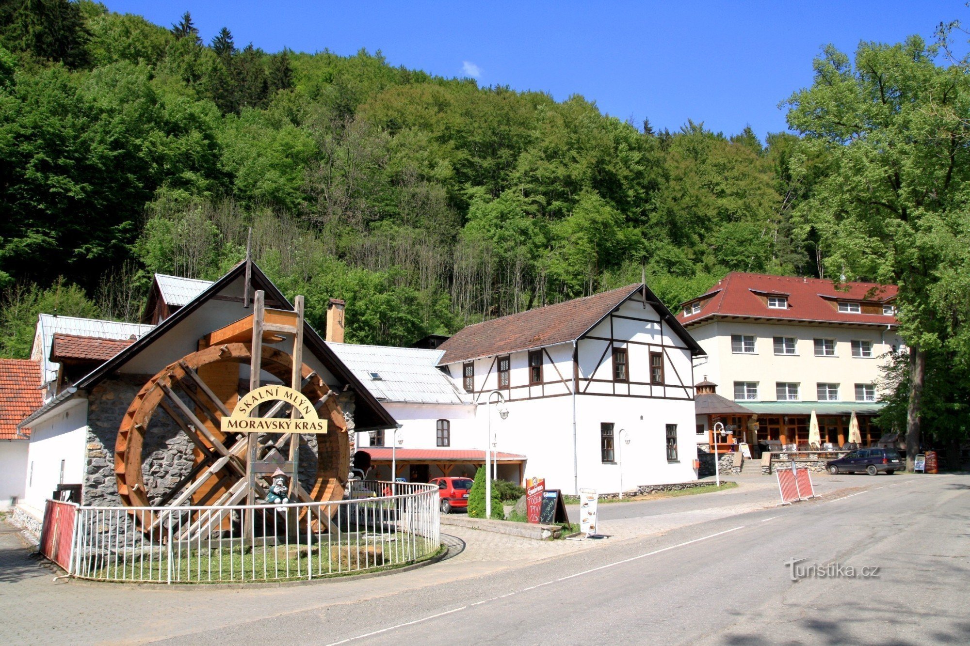 Skalní Mlýn - một nhà máy với một khách sạn