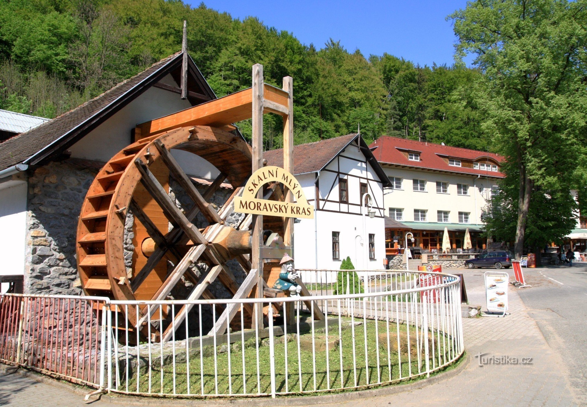 Skalní Mlýn - входная часть с мельничным колесом