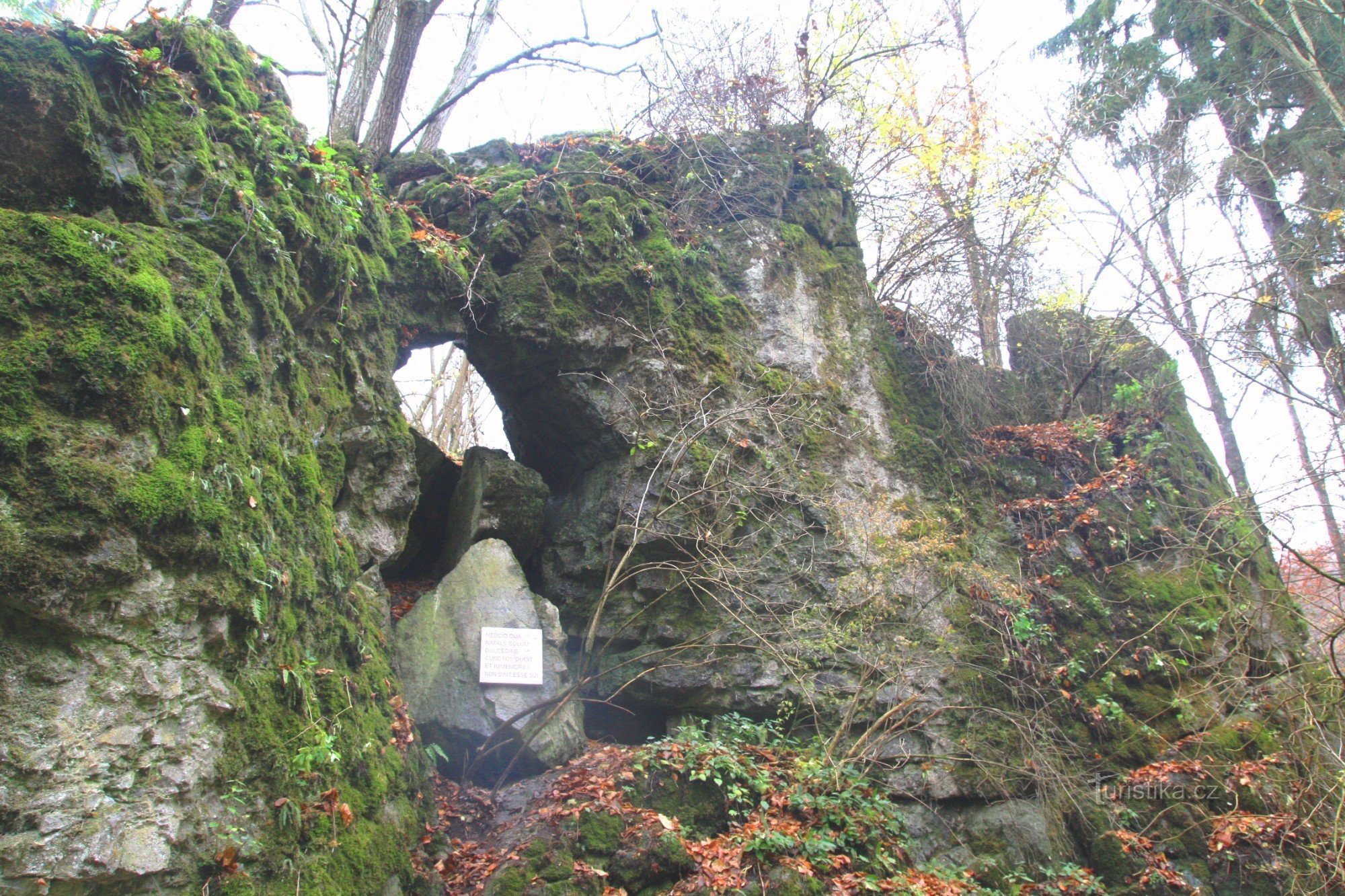 Felsenfenster mit lateinischer Inschrift