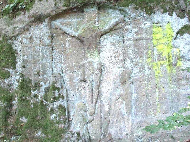 skalní reliéf Ukřižování Krista