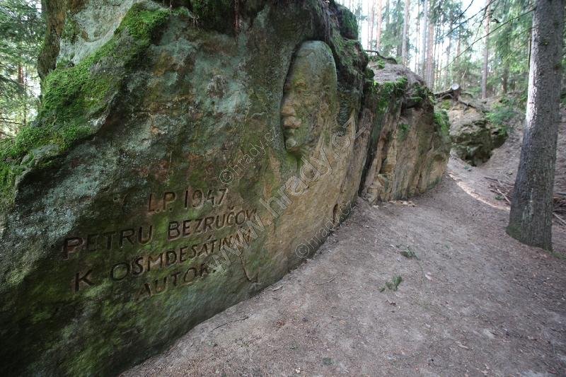 skalní reliéfy Petra Bezruče a Josefa Bohuslava Foerstra