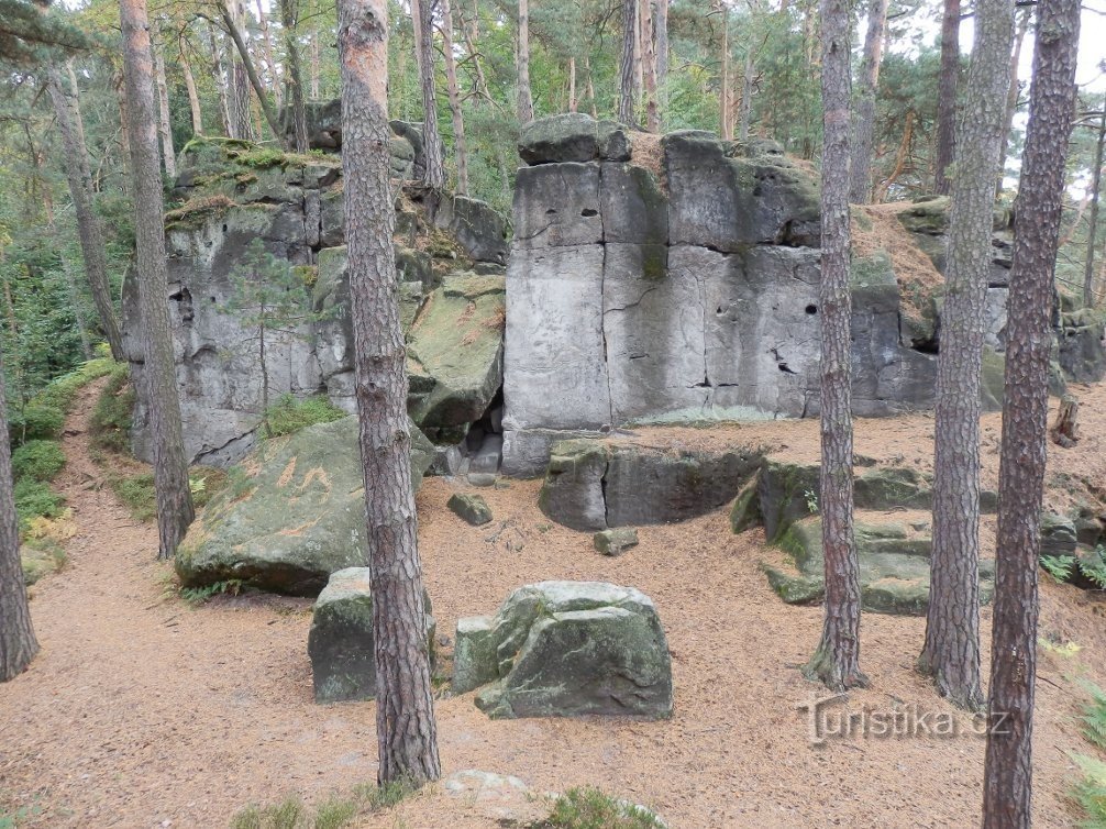 Rock cleft used as a ditch and courtyard