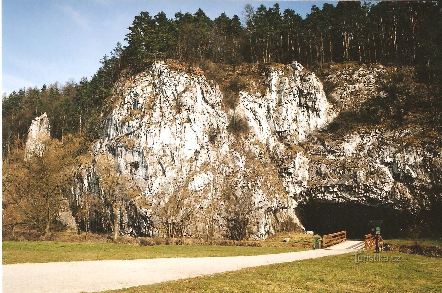 Pared de roca sobre la entrada a las cuevas de Sloup