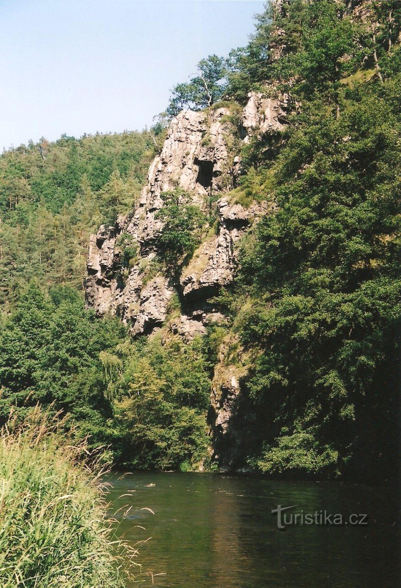 Bức tường đá bên dưới Templštejn