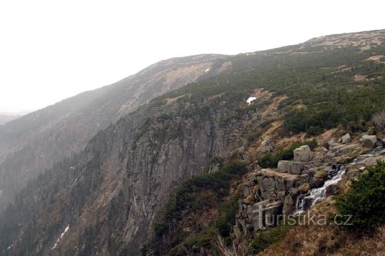 Pareti rocciose che cadono nel Labské dol: vista dalla cascata Pančavské