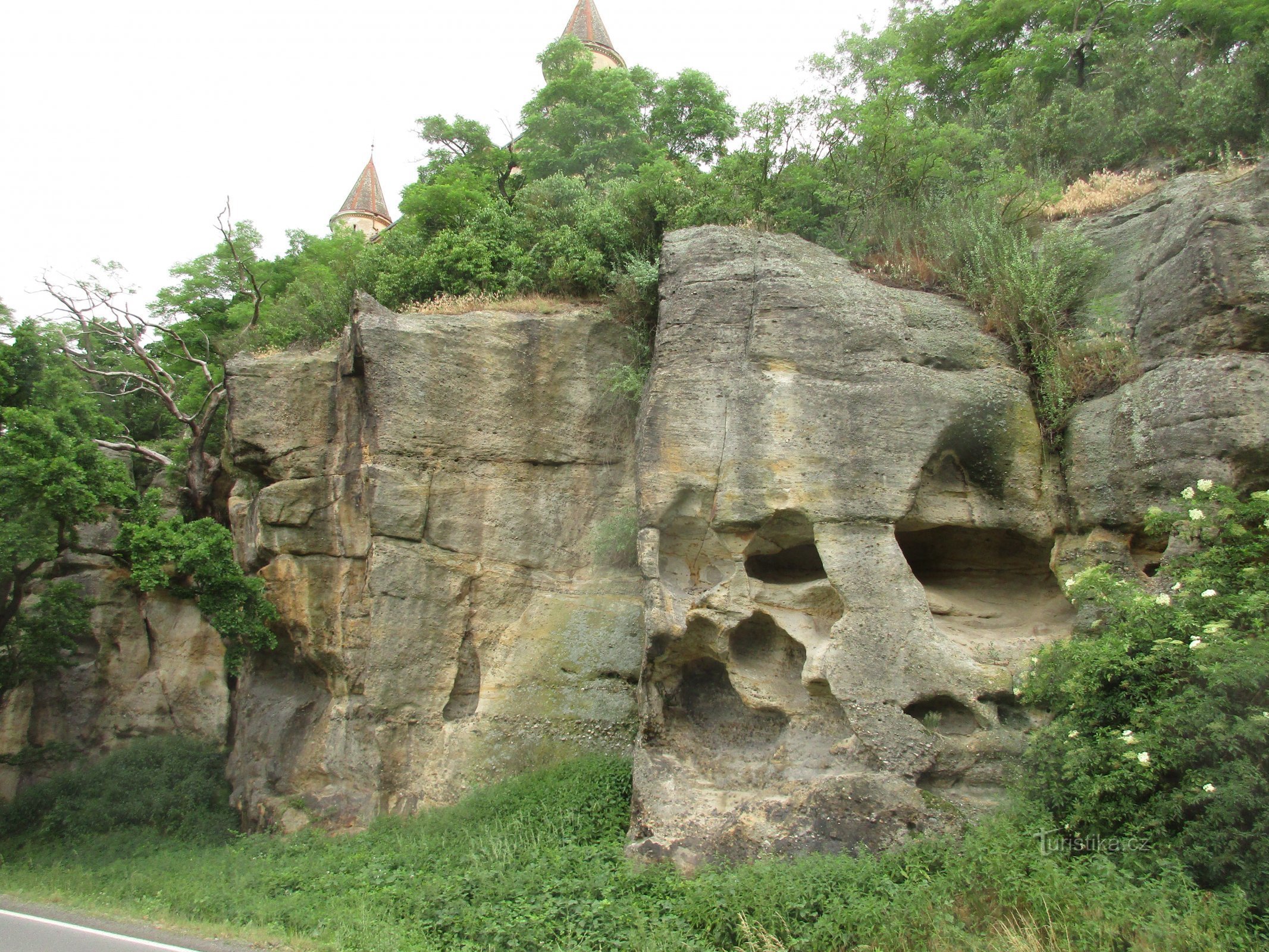 Felswände an der Straße mit Burggebäude