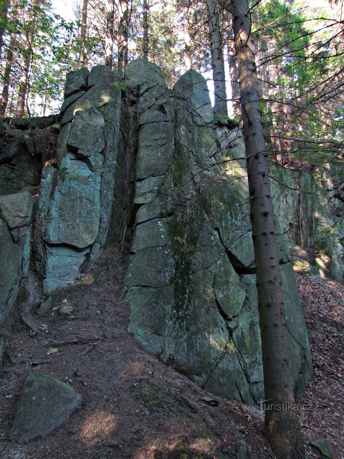 Felswände im Steinbruch Brankopy auf dem Berg Žulové vrch