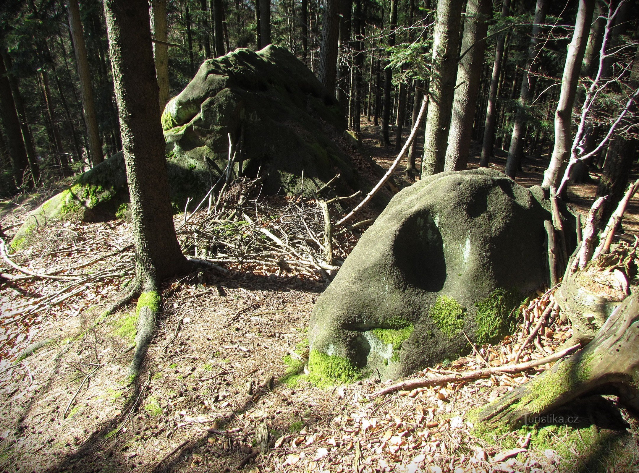 Puits de roche à Láz dans les collines de Vizowické