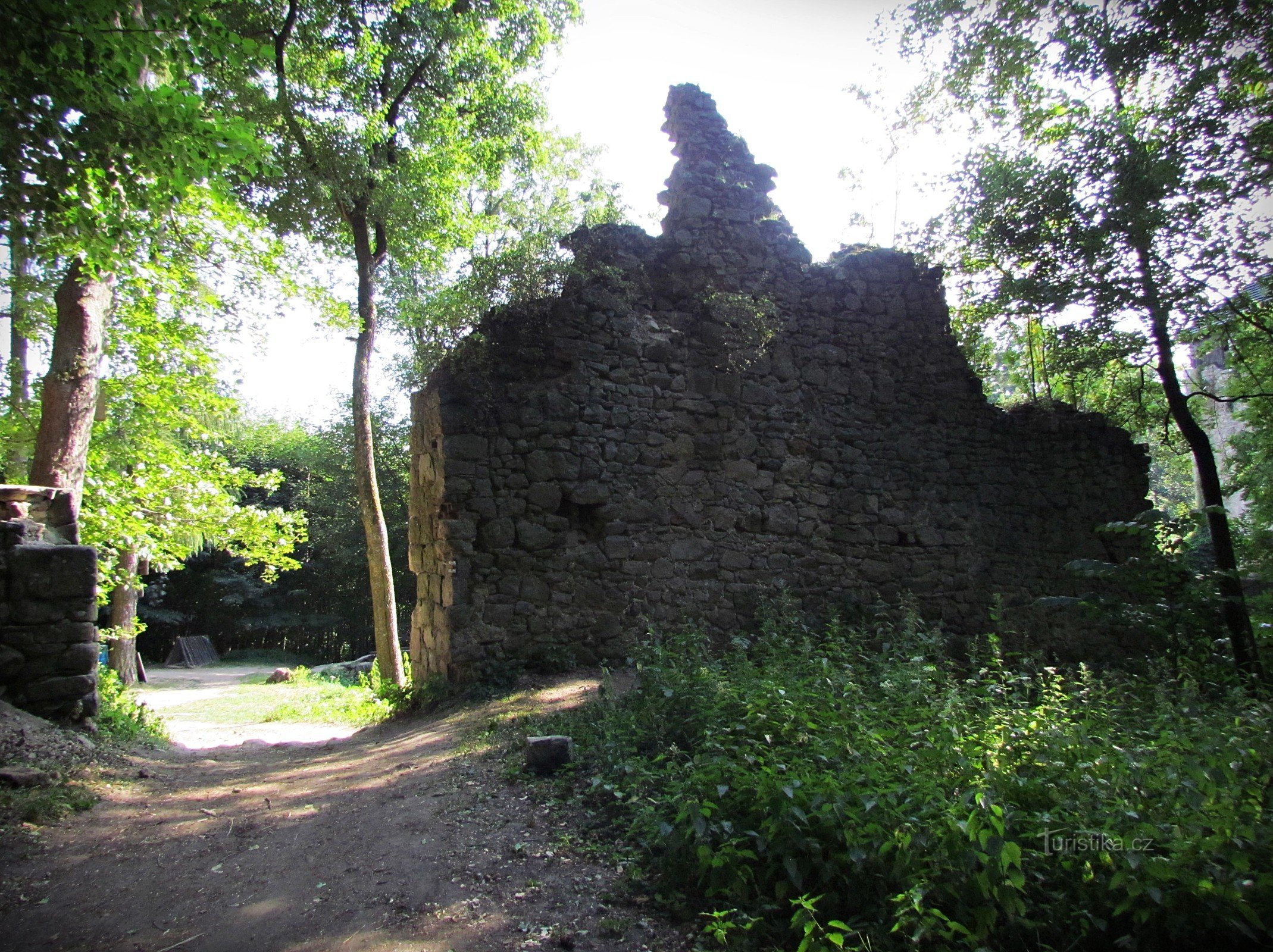 Rock suk bij het kasteel van Lukova