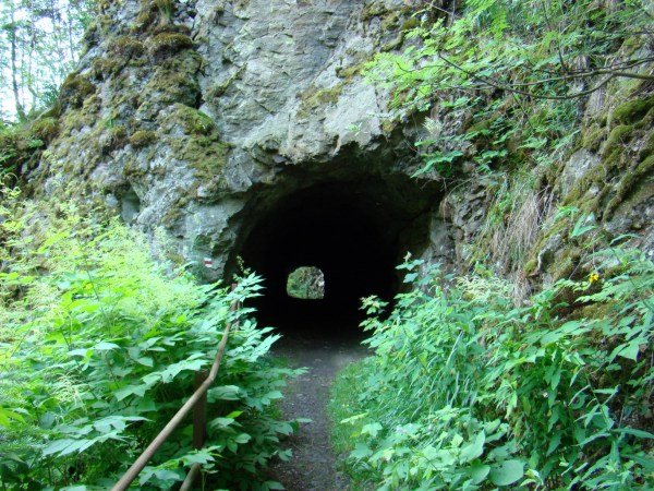 岩のトンネル