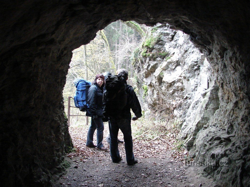 tunel skalny na trasie