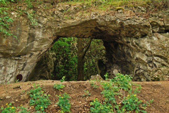 アクサミットの門の岩層