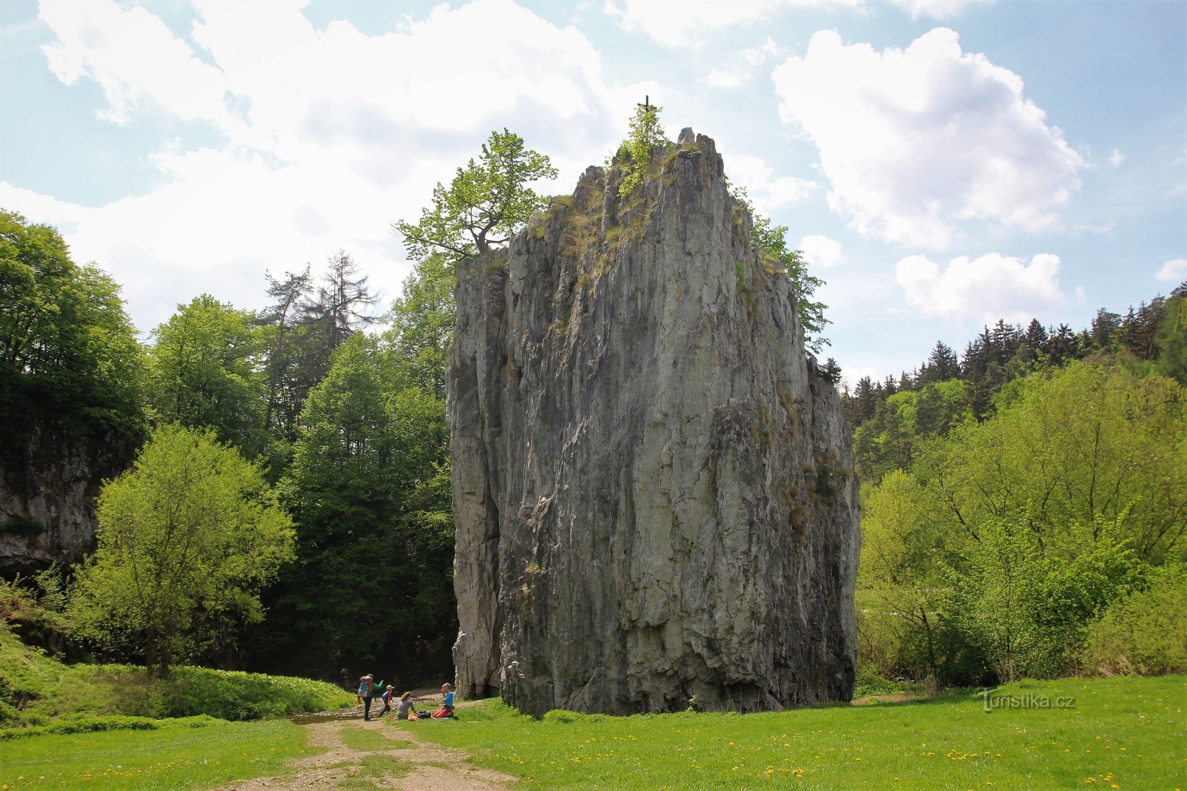 Klippformationen Hřebenáč framför grottorna