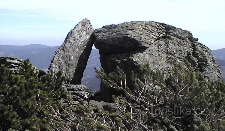 Skalní útvar Kamenné okno: Útvar se nachází na severním svahu červené hory a má 