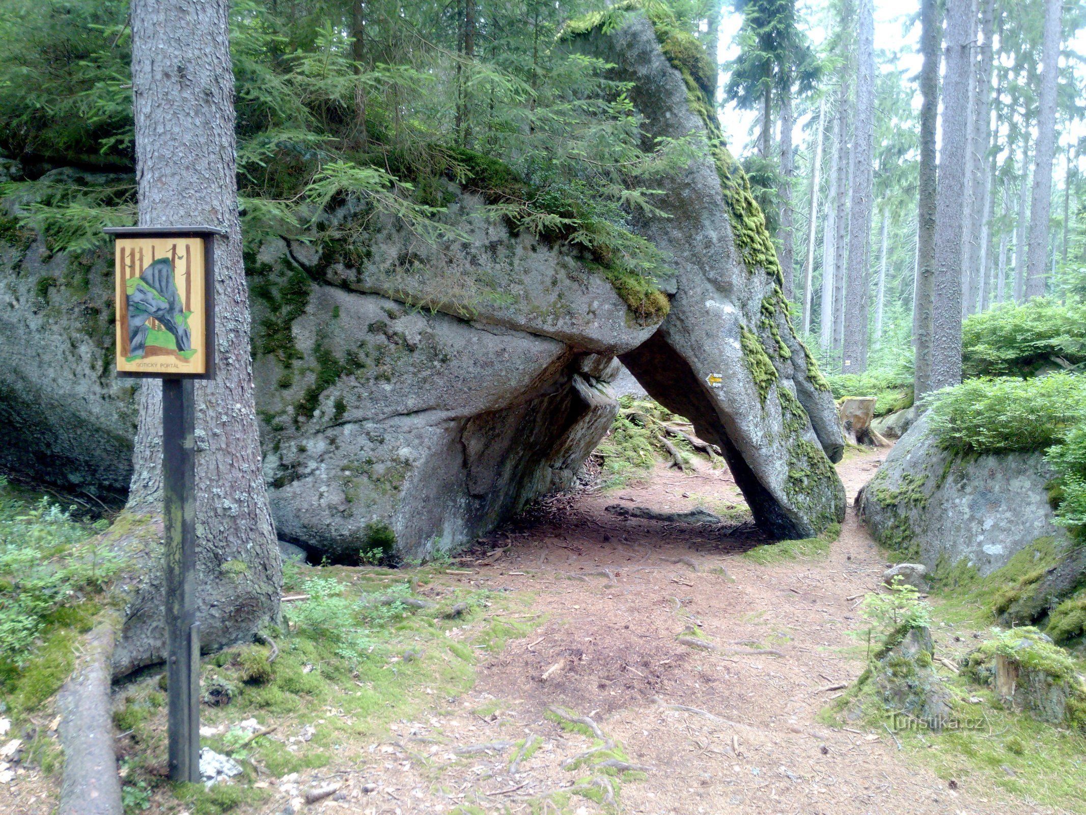 Formations rocheuses sur le sentier