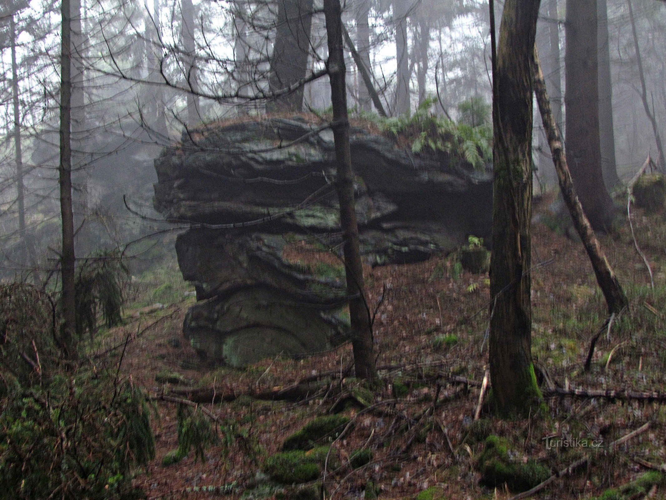 formations rocheuses au sommet de la colline