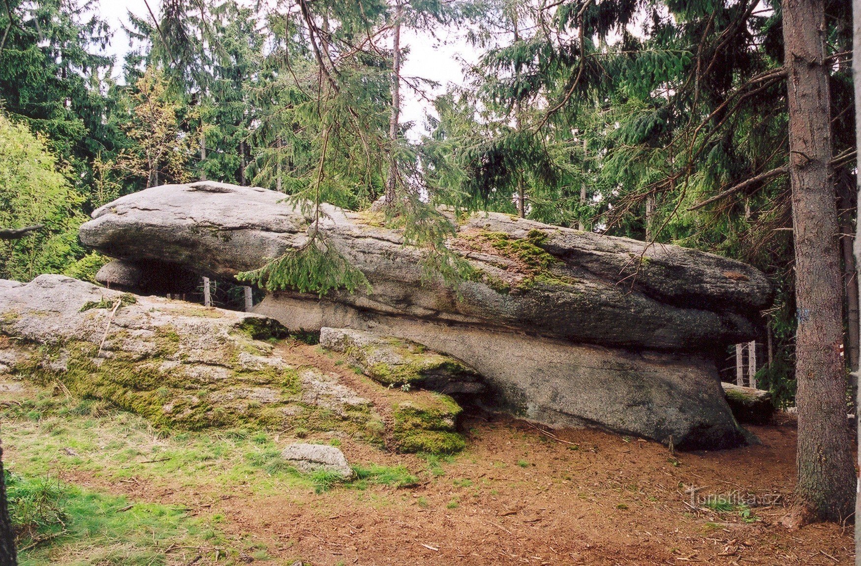 Formazioni rocciose lungo il sentiero segnato