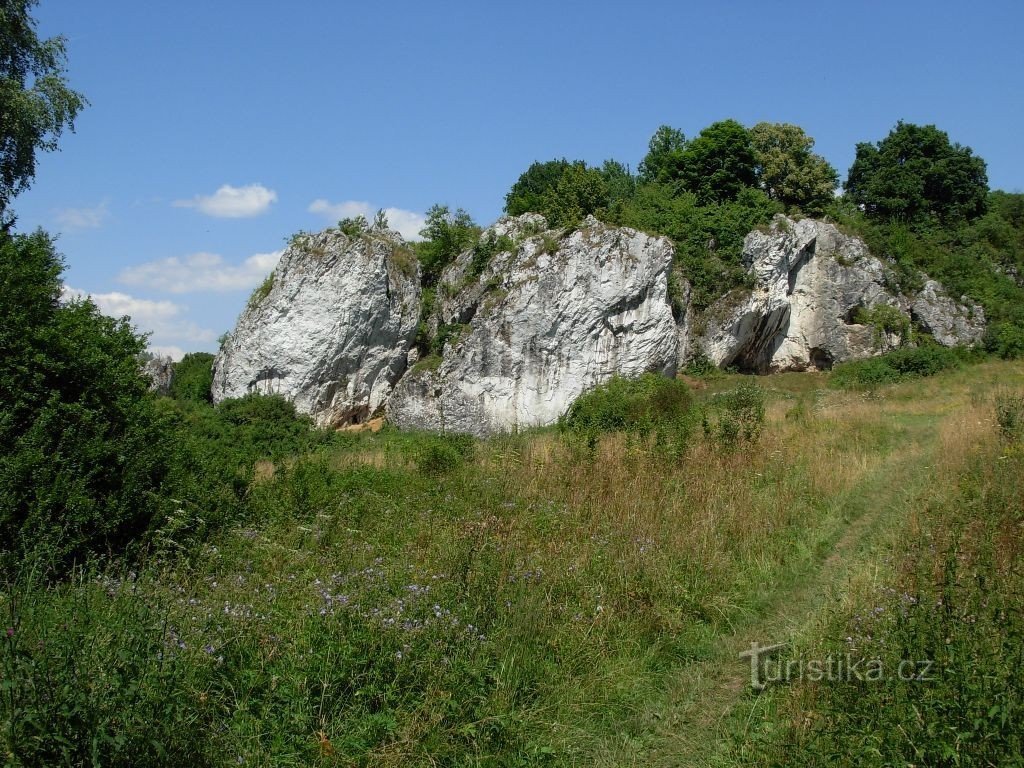 Kamene vapnenačke formacije iznad Rudické propadáním
