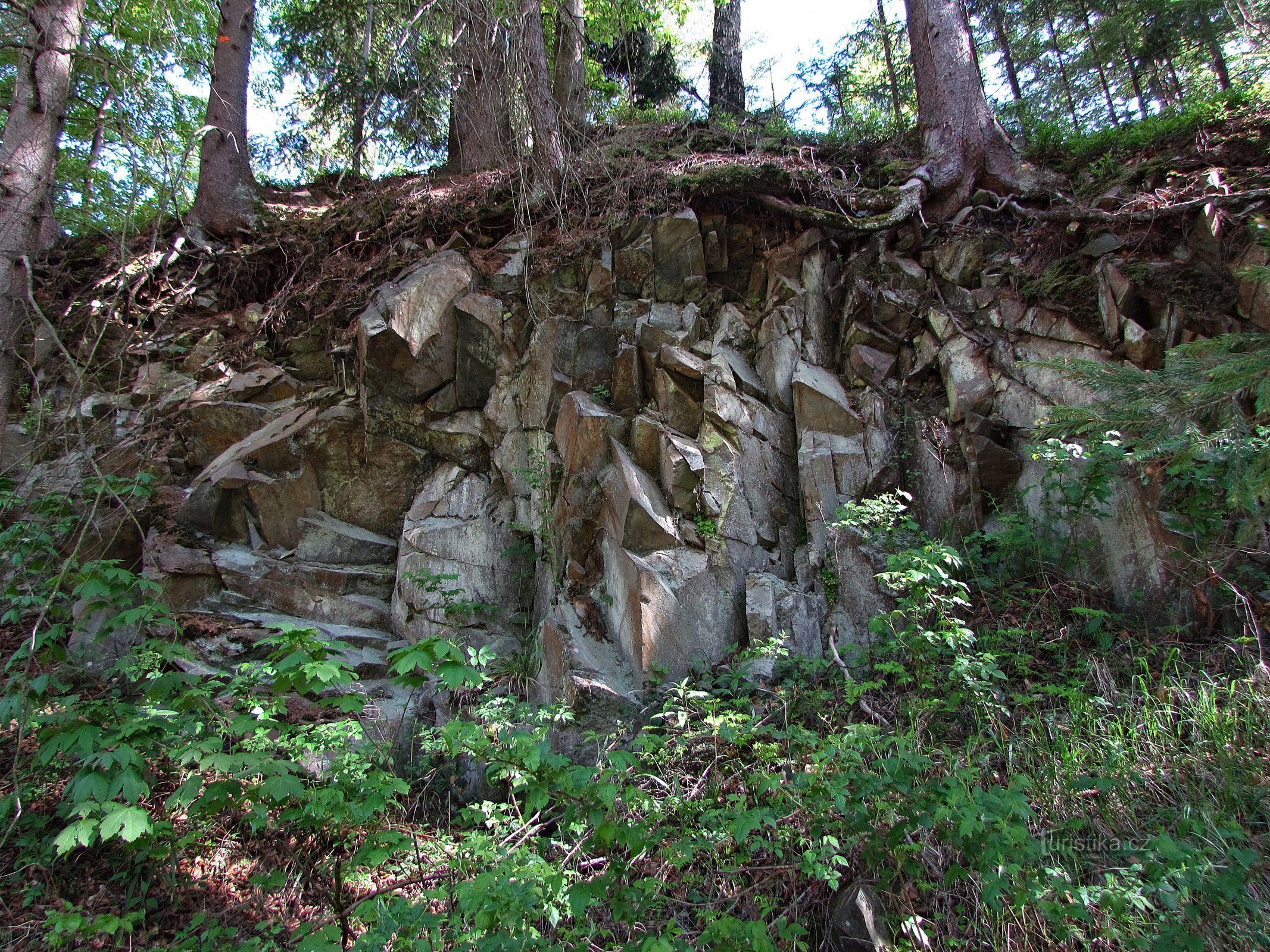 affleurements rocheux au-dessus de la route sur le chemin de la source