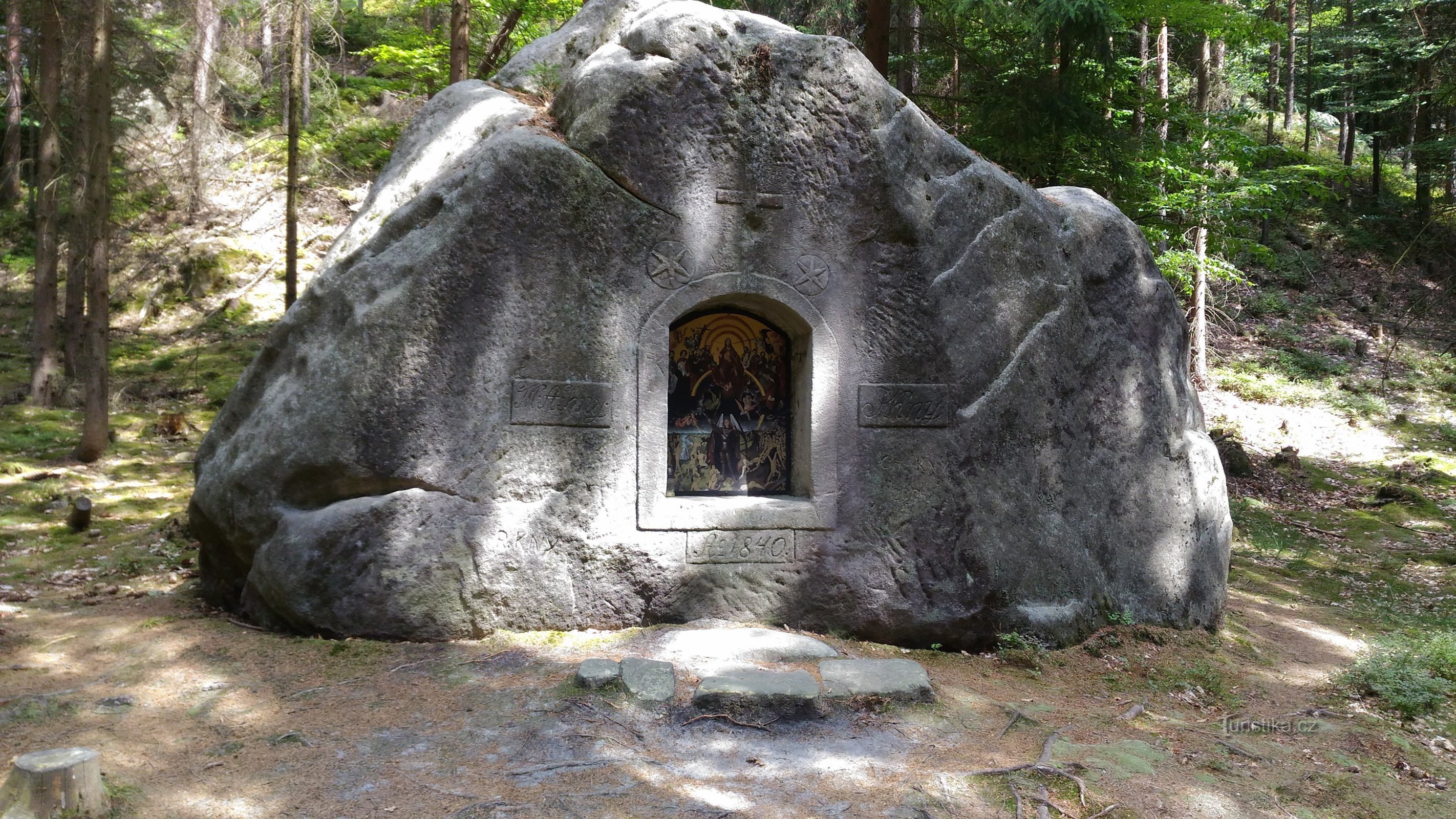 Capilla nicho de roca.