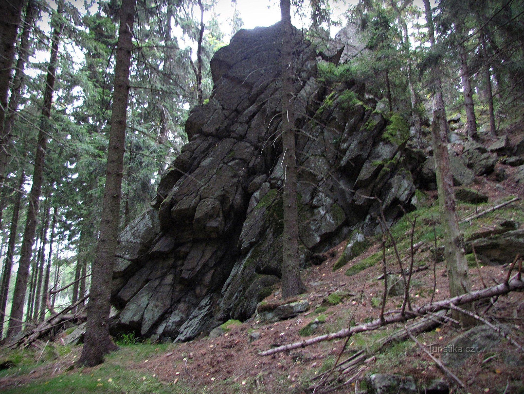 Rochers sur Suti au-dessus de Nova Vsí