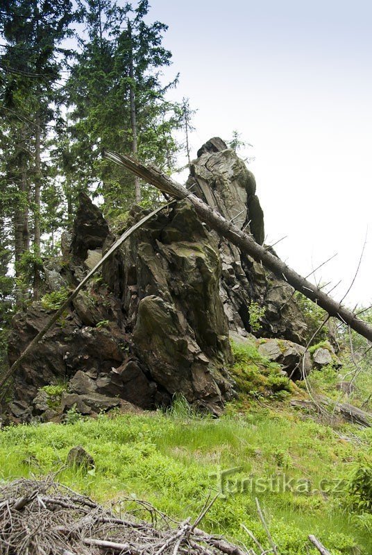 Felsen am Hang auf dem Weg nach Krásná