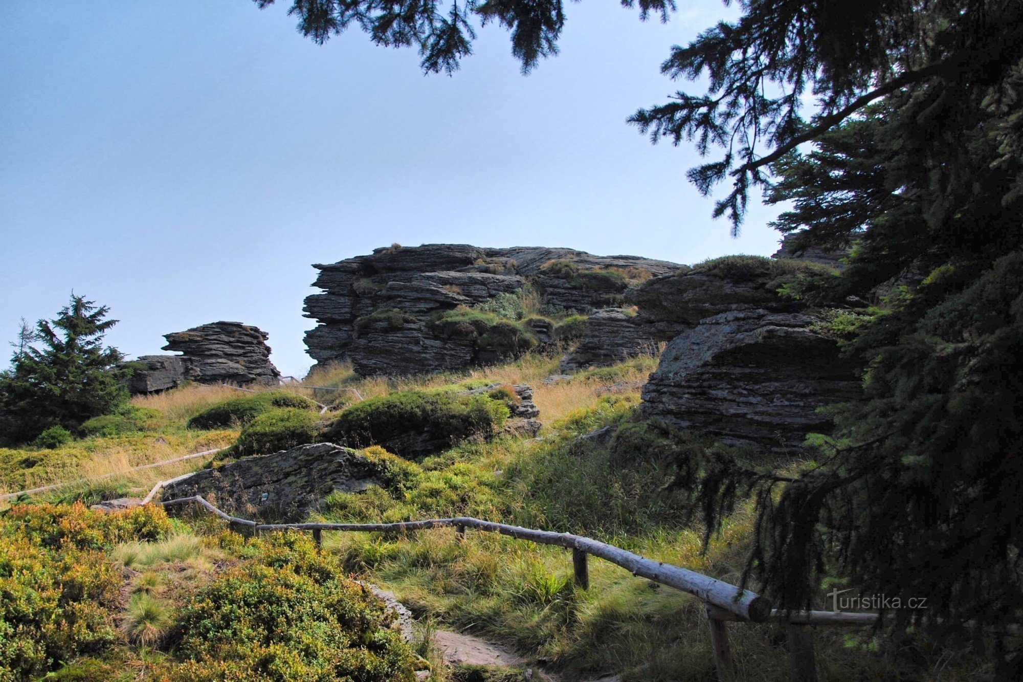 Felsen auf Vozka vom ankommenden Pfad