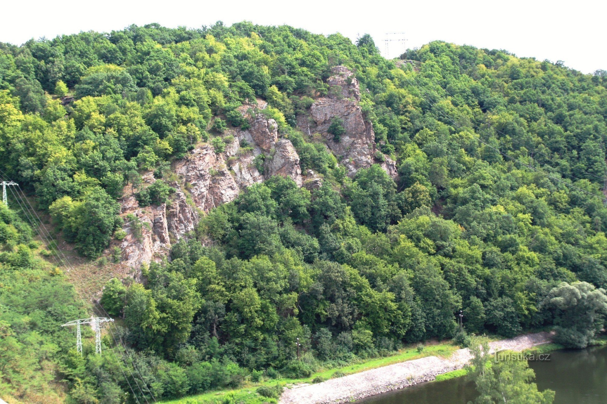 Rocce sopra il bacino idrico