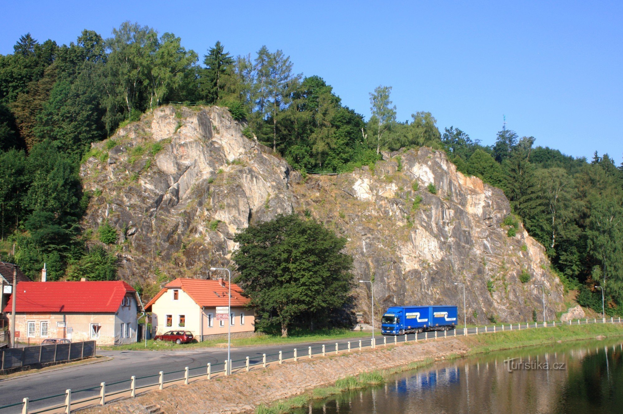 Skály pod Šeptouchovem, vlevo na vyšší skále se nachází vyhlídka