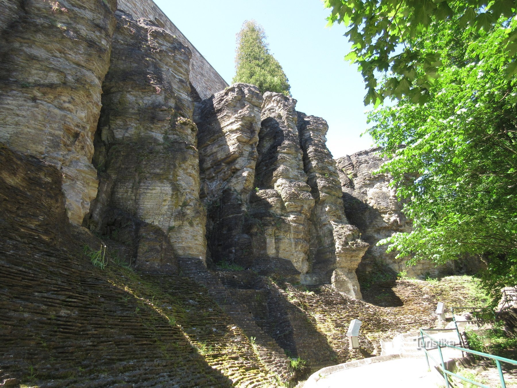 塔の下の岩