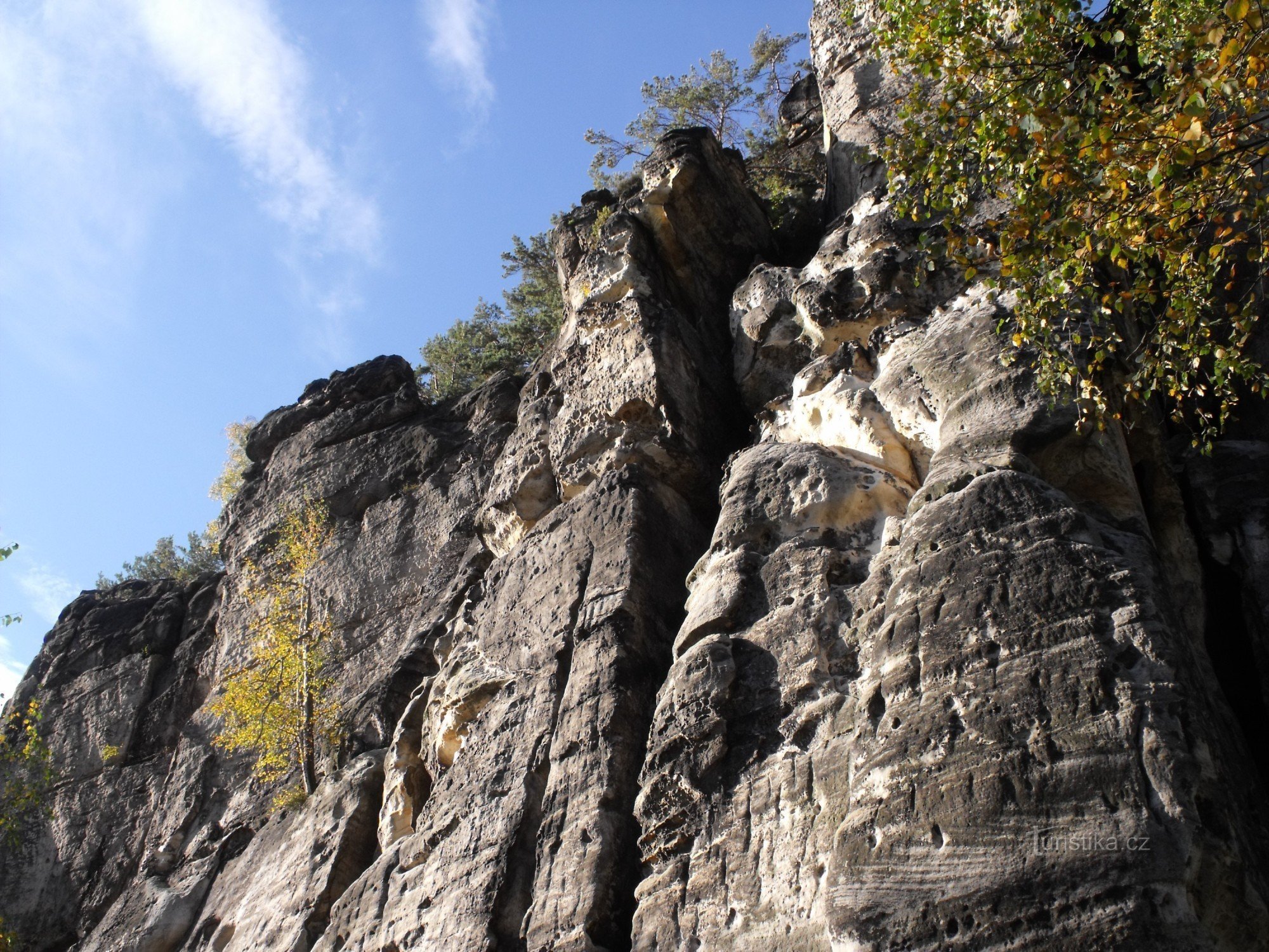 die Felsen am Nordrand des Tals