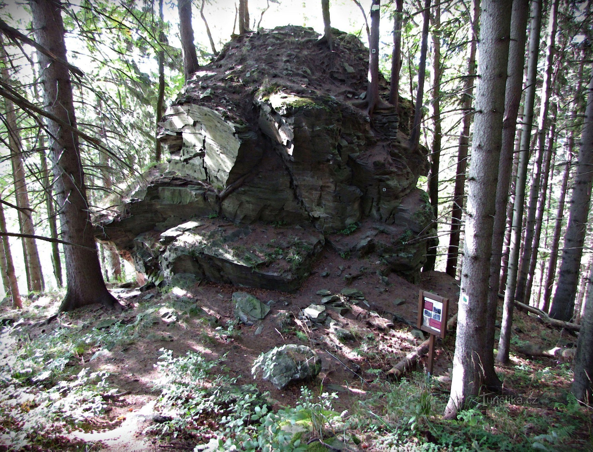 Скелі біля замку Рабенштейна - гори Єсеники