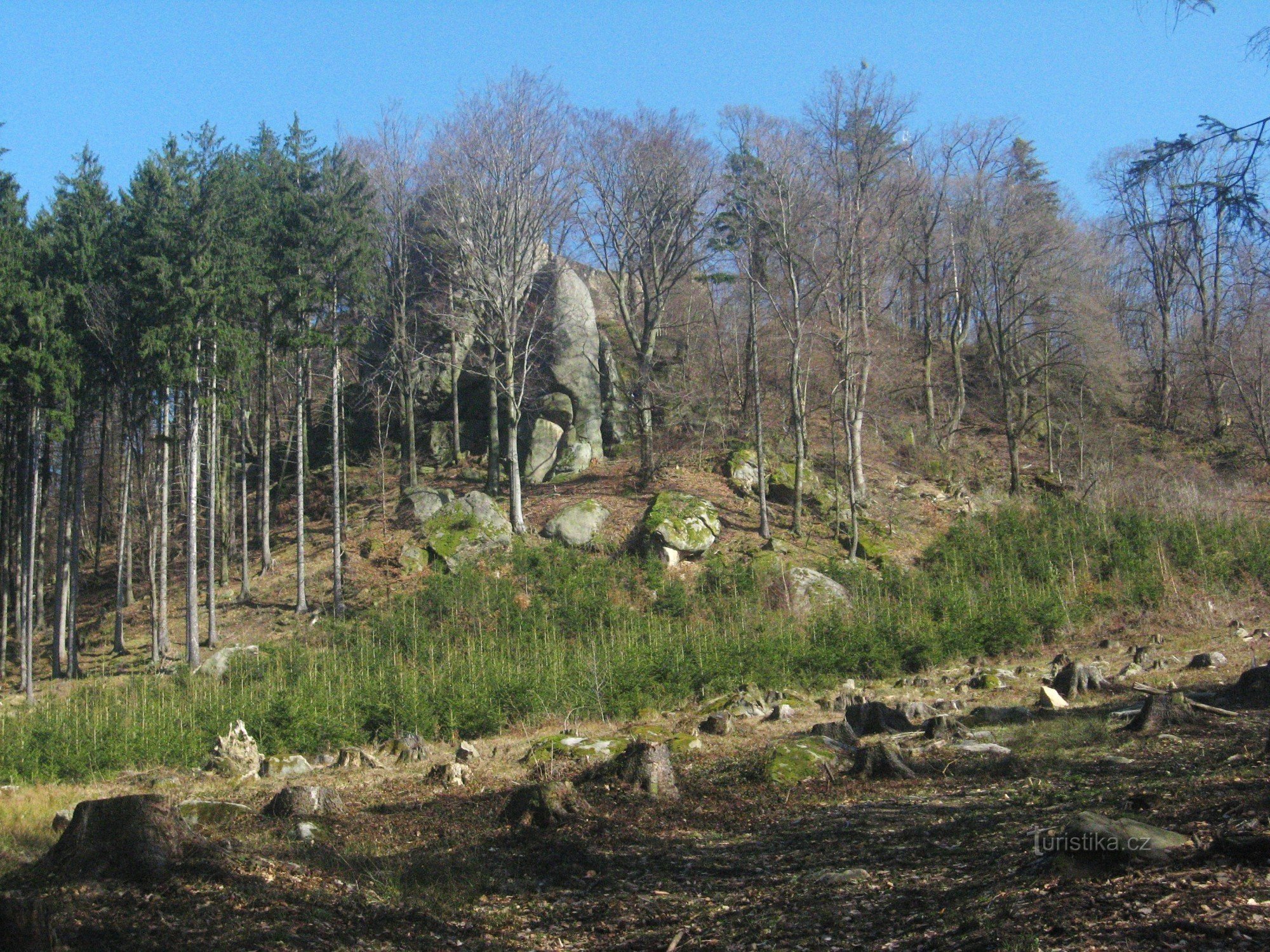 Rocce vicino alle rovine del castello di Lukova