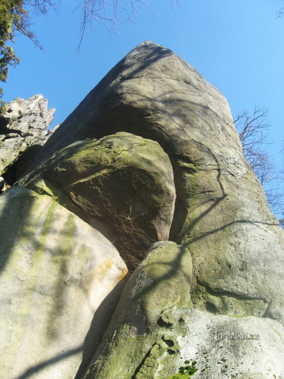 Felsen in der Nähe der Burgruine Lukova