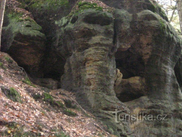 rocas alrededor del sendero