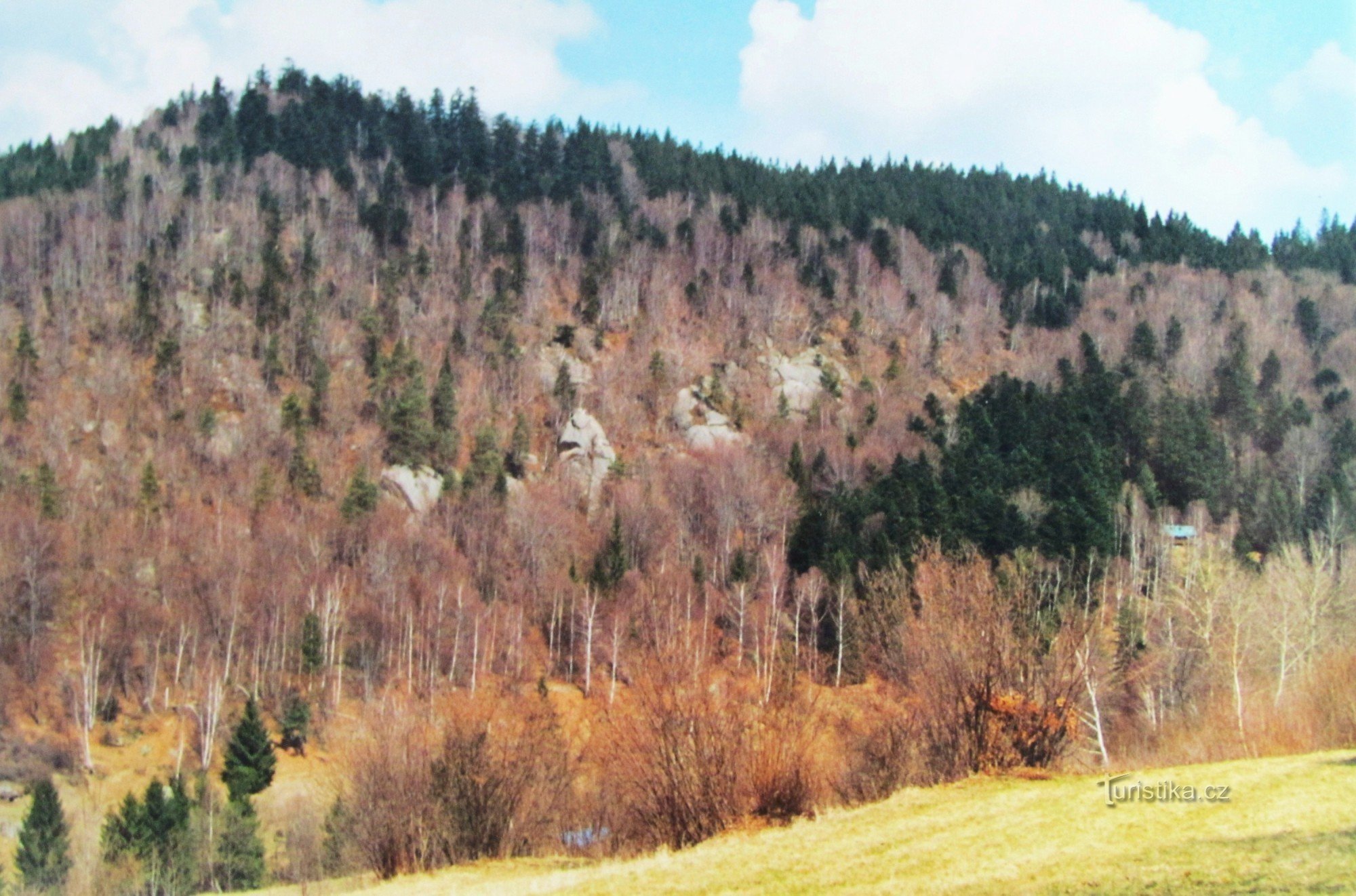 Скелі на схилі Градиска в кінці долини