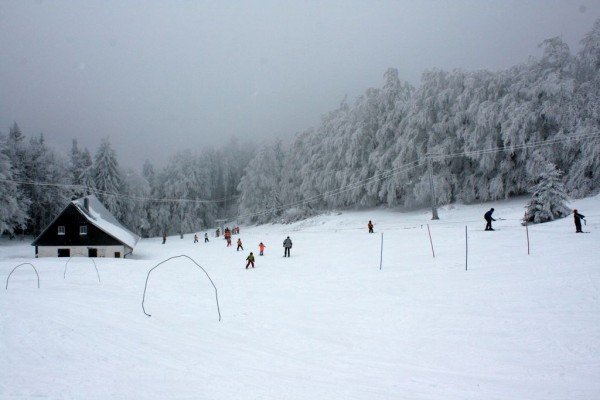 skier sous le chalet de Masaryk