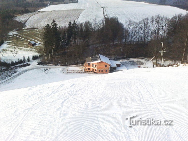 SKI SLATINA - ゲレンデの最も急な部分で、下の駅と座席のあるファストフード店があります