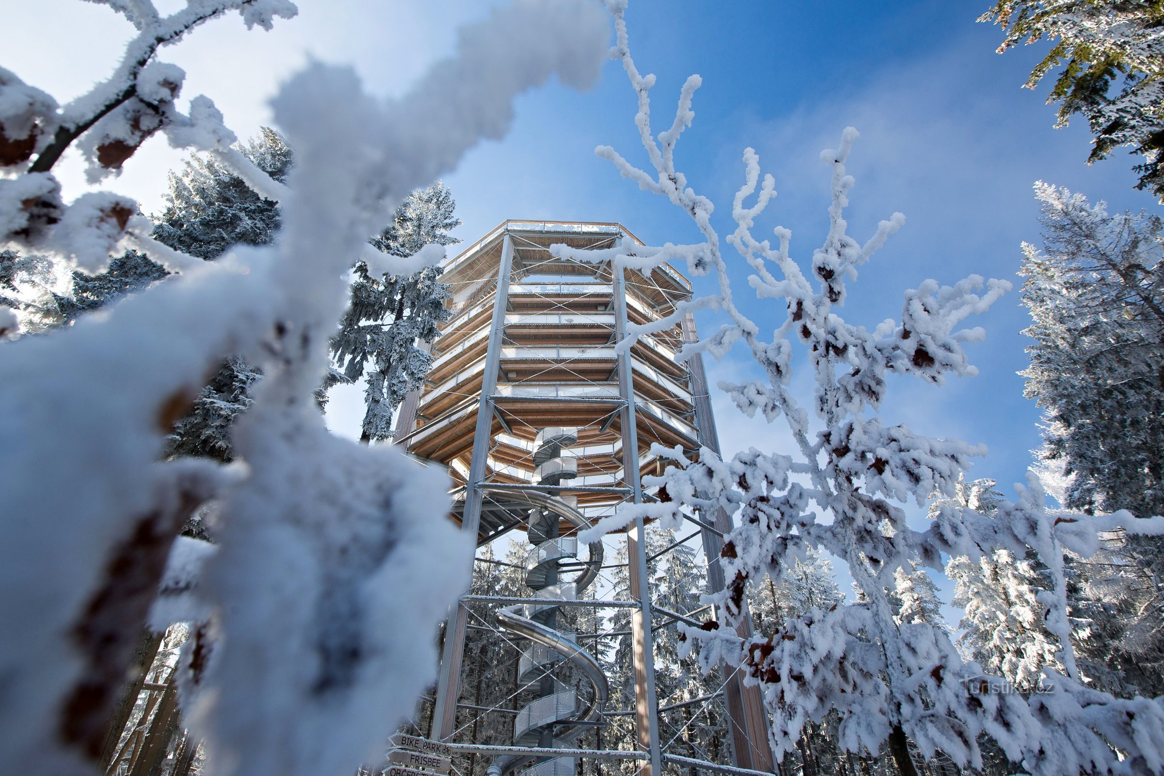 滑雪场 Lipno 引领着娱乐潮流。 开启第三条十字路口